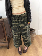 CAMO BAGGY CROPPED SWEAT PANTS