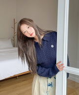 LOGO OPEN COLLAR CABLE KNIT