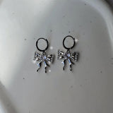 [IZNA ココ Piercing] メルティングリボンハギーズピアス - Silver Color
