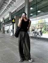 Muscle fit side stitch sleeveless shirt