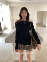 ブラックホールオフショルダー長袖ニット
