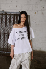 レタリング オーバーサイズ ワンショルダー Tシャツ-ホワイト