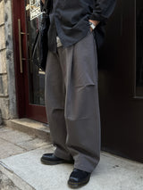 Unbalanced pintuck curved pants