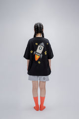CHILDHOOD MEMORIES - ロケットオーバーサイズT (ブラック)