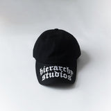 Hierarchy Studios - ブラックワイドロゴベースボールキャップ