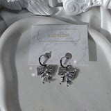[IZNA ココ Piercing] メルティングリボンハギーズピアス - Silver Color