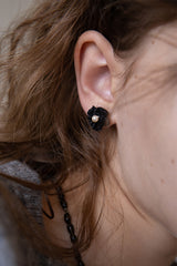 Gleaming knit flower earring (Black)
