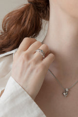 ブルーオパールペンダントサージカルチェーンリング/Blue opal pendant surgical chain ring