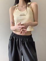 モメオンレタリング刺繍サスペンダークロップドノースリーブ / Momeon lettering embroidered suspenders cropped sleeveless