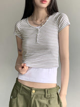 ストライプボタンVネックスリットクロップ半袖Tシャツ / Kaku Stripe Button V-Neck Slit Crop Short Sleeve T-Shirt