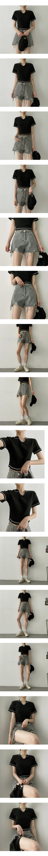 スティッチ VスリットクロップドショートスリーブTシャツ / Stitch V-slit cropped short-sleeved T-shirt