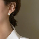 Vintage Mood Cameo petit Earring  [Cream]
