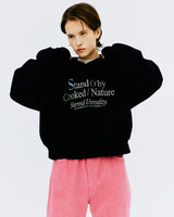 スタンドバイタイポクロップフーディ/STAND BY TYPO CROP HOODIE-BLACK