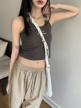 モメオンレタリング刺繍サスペンダークロップドノースリーブ / Momeon lettering embroidered suspenders cropped sleeveless