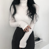 FINGER HOLE HIGH NECK T-SHIRT