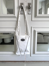 バイテンナイロンスナップボタンVロゴクロスバッグ/Byten Nylon Snap Button V Logo Crossbody Bag