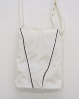 バイテンナイロンスナップボタンVロゴクロスバッグ/Byten Nylon Snap Button V Logo Crossbody Bag