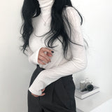 FINGER HOLE HIGH NECK T-SHIRT
