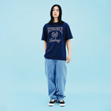 UNIVERSITY EMB SS TEE CHARCOAL(CV2CMUT516A) (6691457695862)