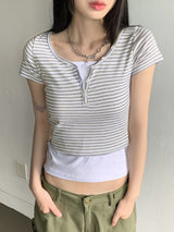ストライプボタンVネックスリットクロップ半袖Tシャツ / Kaku Stripe Button V-Neck Slit Crop Short Sleeve T-Shirt