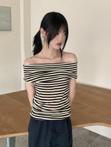 パミンストライプクロップオフショルダー半袖Tシャツ / Pamin Stripe Crop Off-Shoulder Short-Sleeved T-Shirt