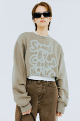 オーバーステンシルタイポクロップスウェットシャツ/OVER STENCIL TYPO CROP SWEATSHIRT-KHAKI