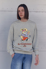 WITTY BUNNY RUGBY PLAYER GRAPHIC SWEATSHIRT [MELANGE GRAY]