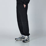 BIG SCRIPT LOGO EMBOSSING SWEAT PANTS BLACK 