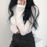 FINGER HOLE HIGH NECK T-SHIRT