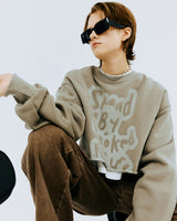オーバーステンシルタイポクロップスウェットシャツ/OVER STENCIL TYPO CROP SWEATSHIRT-KHAKI