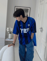 イェティVネックショートスリーブTシャツ