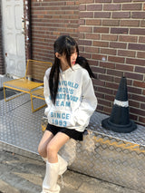 [ブラッシュドライニング] ワールドレターリングオーバーフィットフードTシャツ