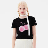 ビッグチェリーホットフィックスポイントクロップTシャツ / BIG CHERRY HOTFIX POINT CROP T-SHIRT [BLACK]