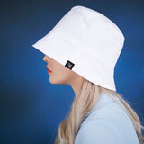 Label drop over fit bucket hat WHITE
