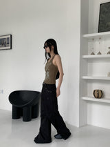 ピンチチェーンクロージングピンキュービックレタリングクロップドスリーブレス / Pinch Chain Clothing Pin Cubic Lettering Cropped Sleeveless