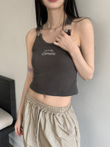 モメオンレタリング刺繍サスペンダークロップドノースリーブ / Momeon lettering embroidered suspenders cropped sleeveless