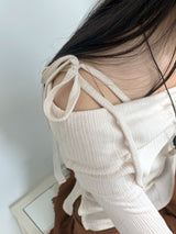 Twill ribbon strap off-shoulder slit cropped long-sleeved T-shirt