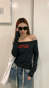レッドレタリングオフショルダーTシャツ