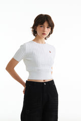 スモールチェリーケーブルクロップ丈のショットスリーブニット／(Eunbi's Pick)SMALL CHERRY CABLE CROP SHORT SLEEVE KNIT [WHITE]
