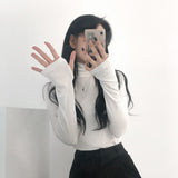 FINGER HOLE HIGH NECK T-SHIRT