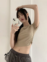 ラテムレタリングエンボスサイドシャーリングクロップ半袖Tシャツ / Latem lettering embossing side shirring crop short-sleeve T-shirt