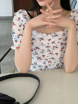ダブフラワーパターンシャーリングスクエアネッククロップド半袖ブラウス / Dove flower-patterned shirring square neck cropped short-sleeved blouse