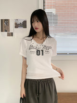 ビゼンY2Kレタリングスナップボタンリブクロップド半袖Tシャツ / Vizen Y2K Lettering Snap Button Ribbed Cropped Short-Sleeved T-Shirt