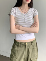 ストライプボタンVネックスリットクロップ半袖Tシャツ / Kaku Stripe Button V-Neck Slit Crop Short Sleeve T-Shirt