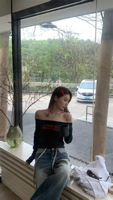 レッドレタリングオフショルダーTシャツ