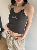 モメオンレタリング刺繍サスペンダークロップドノースリーブ / Momeon lettering embroidered suspenders cropped sleeveless
