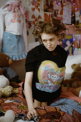 ウィッティバニートムボーイグラフィックTシャツ / WITTY BUNNY TOMBOY GRAPHIC T-SHIRT [BLACK]