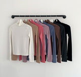 FINGER HOLE HIGH NECK T-SHIRT