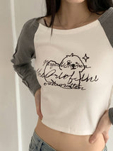 アイコニックラグランカラーリングプリントボートネッククロップド長袖Tシャツ / ikonic Raglan Coloring Printed Boat Neck Cropped Long-Sleeved T-Shirt