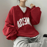 バスラックネッサスウェットシャツ / Basrak Nessa V sweatshirt.